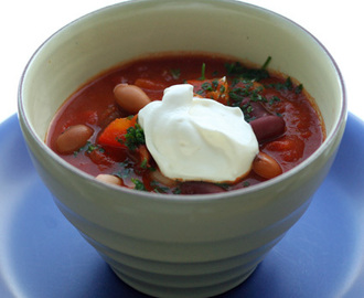 Het bönsoppa med tomat, rostad paprika och fetaröra