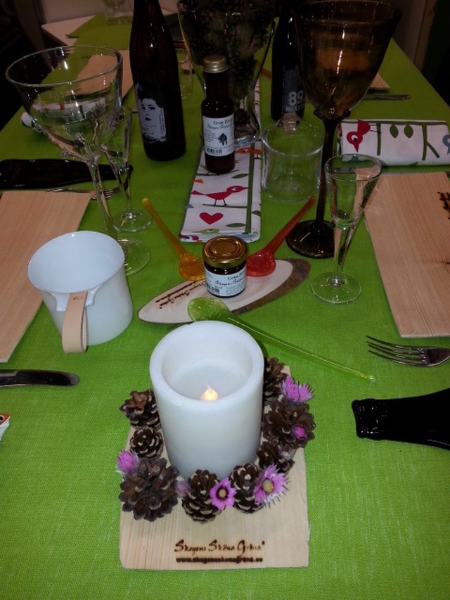 Uppdukat bord med spåntallrikar och Jämtländsk design.