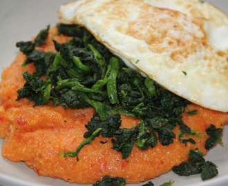 Polenta med tomat och harissa, bladspenat och stekt ägg