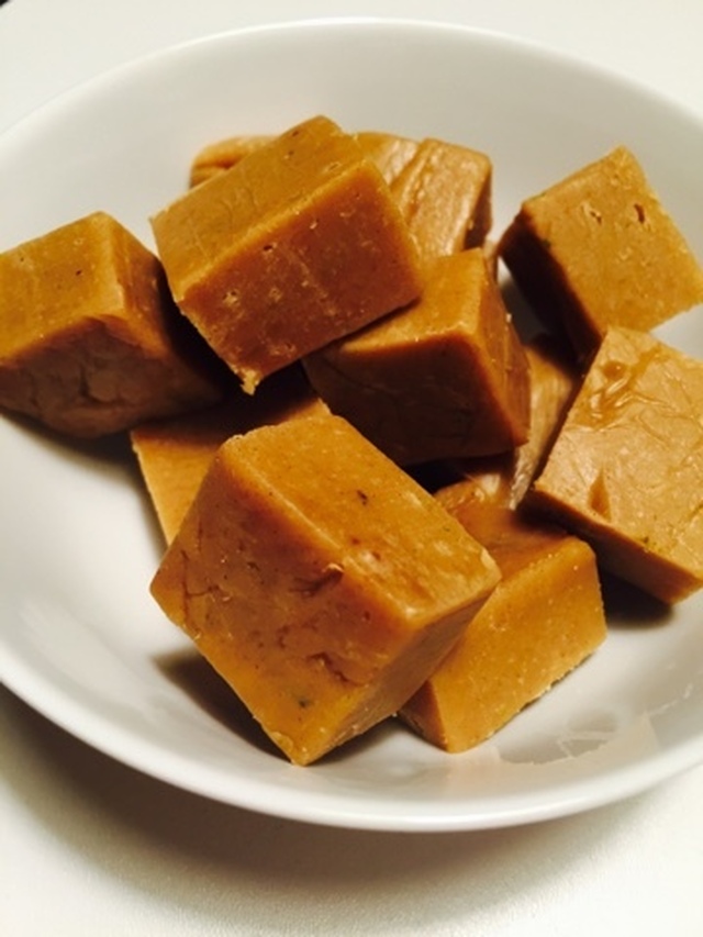 Vit chokladfudge med lakrits och citron