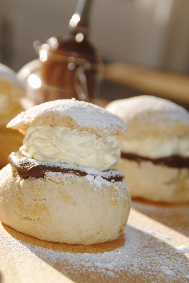 Hemmagjorda semlor med nutella och mandelmassa