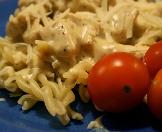 Kyckling i pastasås med smak av vitlök och parmesan