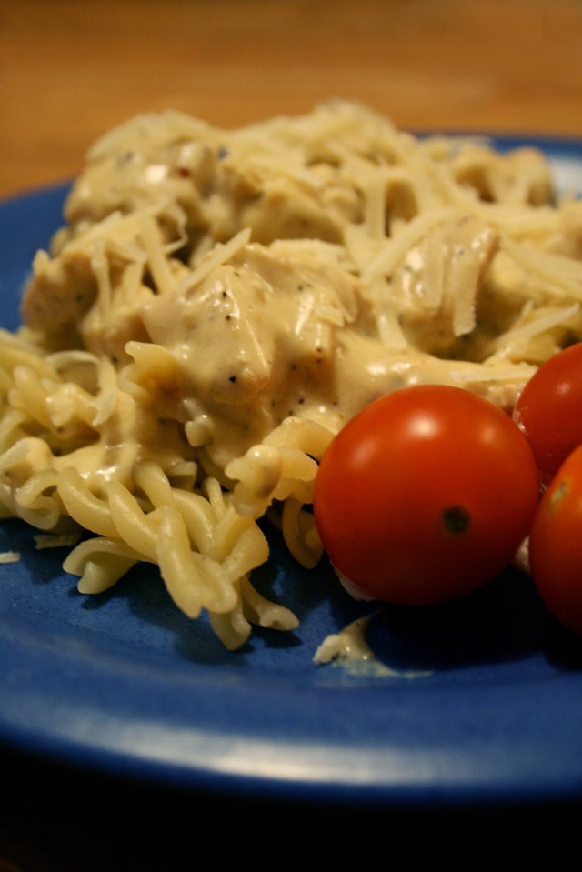 Kyckling i pastasås med smak av vitlök och parmesan
