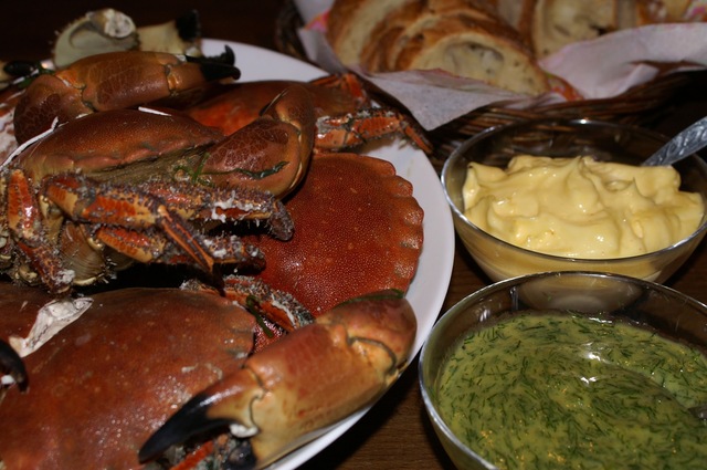 Kokt krabba med aioli och hovmästarsås