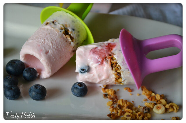 Blåbär & jordgubbs fro-yo pops med granola och MBT-skor