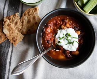 Vegochili med rostat tunnbröd, gräddfil och mynta!!