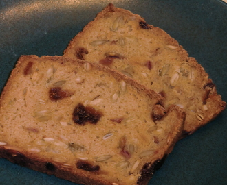 Ännu ett glutenfritt surdegsformbröd - fullproppat med frukt och frön