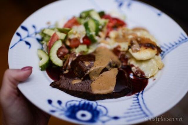 Helstekt entrecote med potatisgratäng, rödvinssås och grym gräddsås