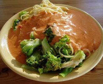 Pasta med broccoli och paprikasås