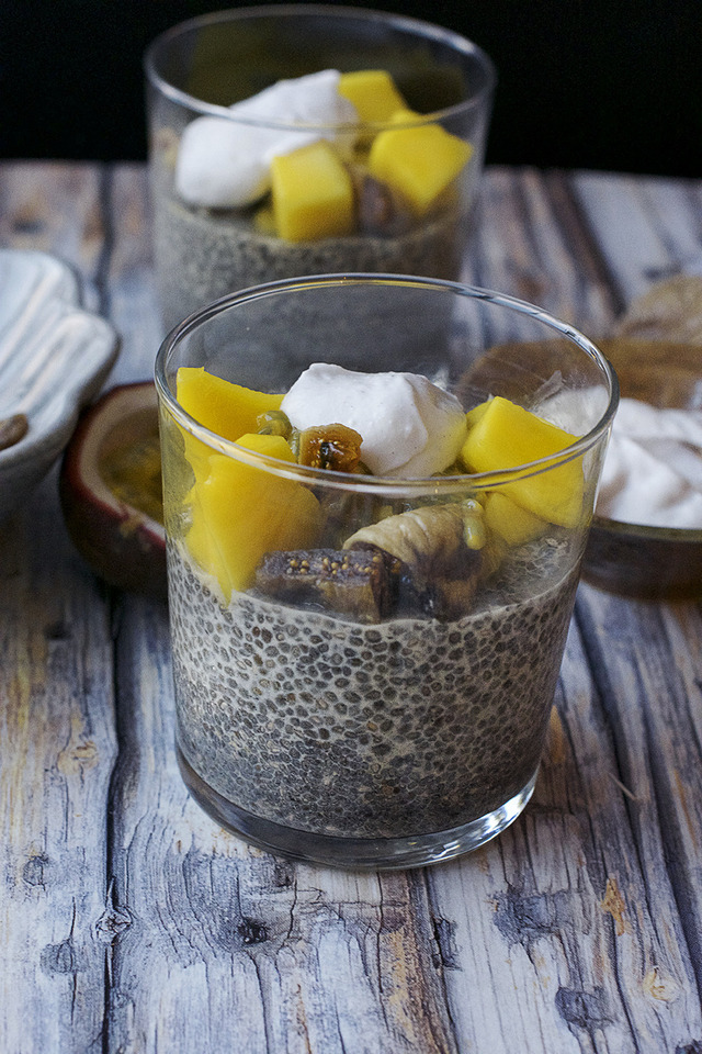 Chiapudding med mango, passionsfrukt, fikon och kokosgrädde