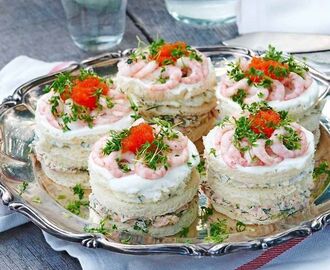 Bjud på små nätta bakelser med två goda fyllningar. | Smörgåstårta | Pinterest | Sandwich cake, Sandwiches and Food
