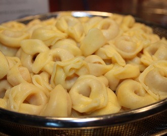 Tortellini med tomat och kronärtskocka