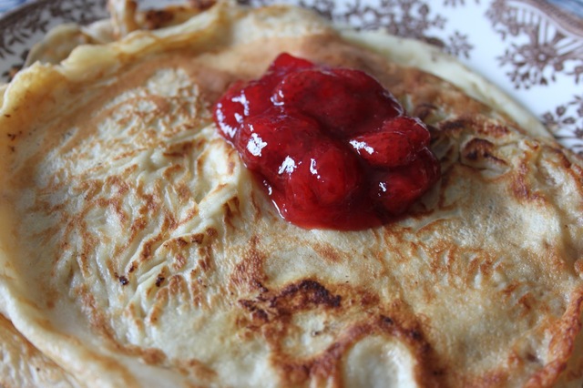 Pannkakor med nykokt jordgubbssylt