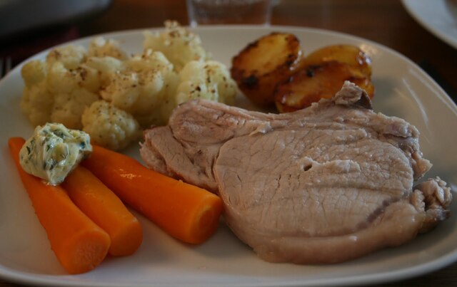 Ugnsstekt kotlettrad, ugnsrostad potatis, parmesanpimpad blomkål och morötter med timjan- och vitlökssmör