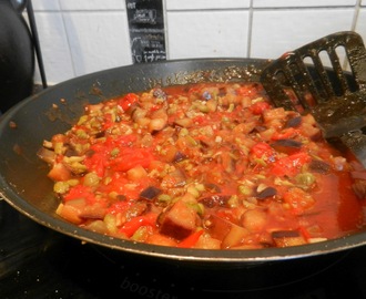 Pasta med caponatasås och strimlad kycklinglårfilé