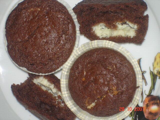 Chocolate cheesecake muffins