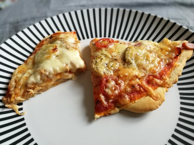 Hemgjord pizza med två olika fyllningar