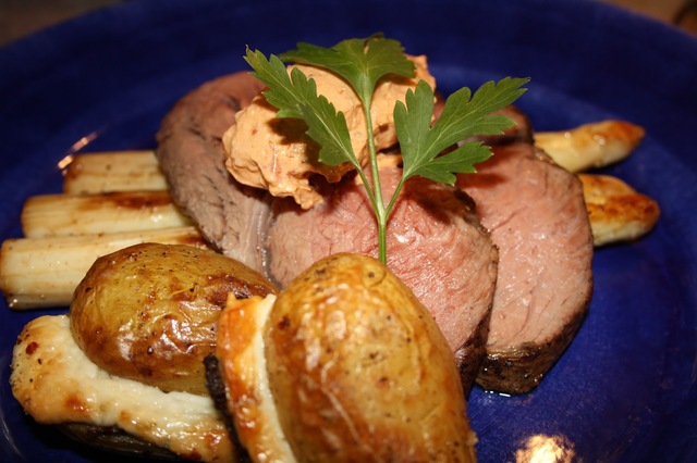 Helstekt entrecote med halloumipotatis och tomatcreme