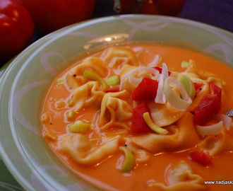 Tomatsoppa med ost och tortellini