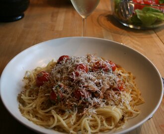 Spagetti med tonfisk, tomater, bladpersilja  och en återbloggning