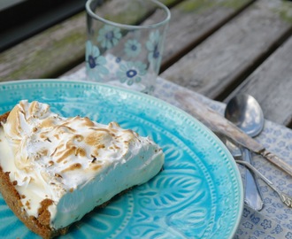 Key lime pie, frusen och toppad med maräng