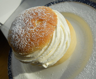 Semlor, både vanliga och blåbärsvarianten