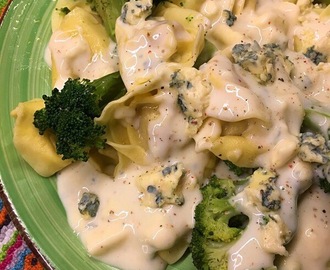 Färsk ostfylld tortellini med grönmögelostsås