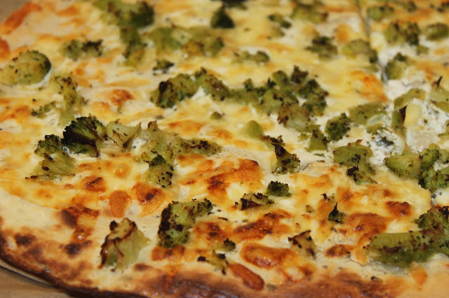 Vit pizza med broccoli