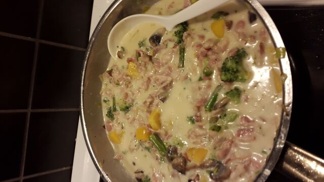 Snabb baconröra med sparris, broccoli och mozzarella till pasta