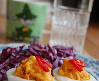 Deviled eggs med tomatpesto och röd coleslaw