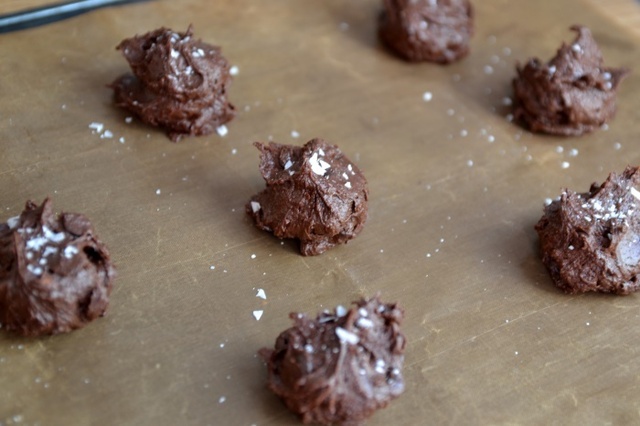 Chokladkakor med kola och flingsalt