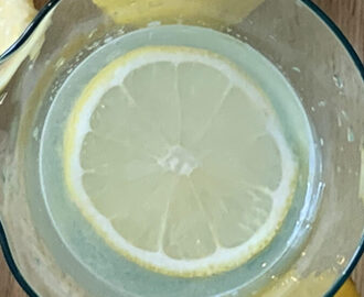 läskande sommardryck med syrlig  citron