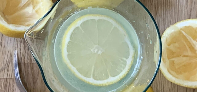 läskande sommardryck med syrlig  citron