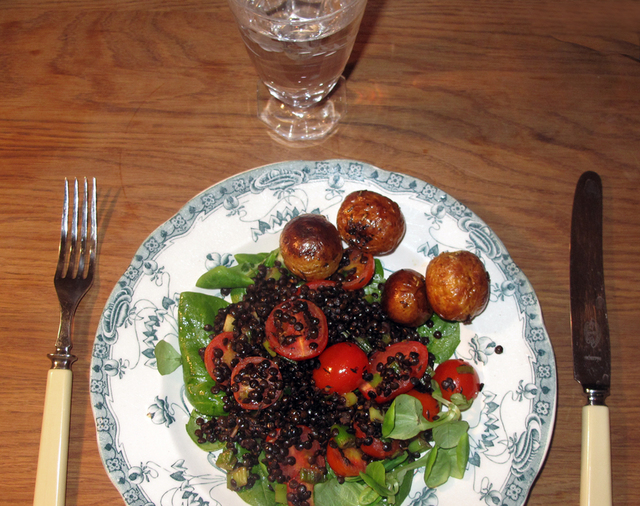 Heta svarta linser med tomatsallad och rostad potatis
