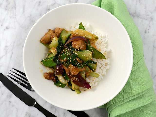 Hoisinkyckling med pak choi och ingefära