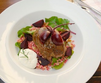 Lammrostbiff med matvetesallad och getostsås.