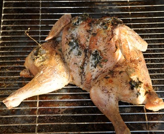 Timjan och vitlökspäckad kyckling med ugnsgrönsaker