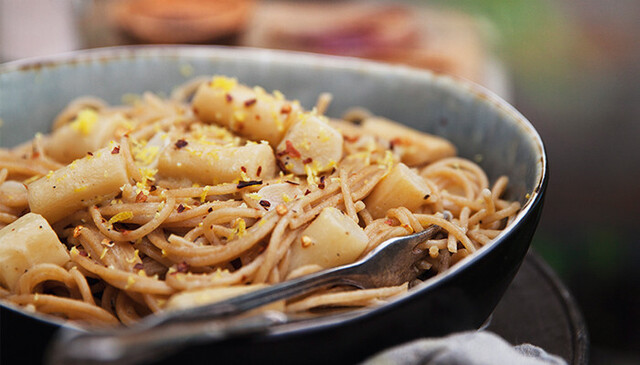 Vegetarisk pasta med svartrötter och citrus