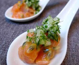 Laxtartar med passionsfrukt och gurksallad