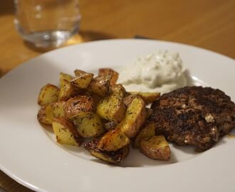 Grekiska färsbiffar med klyftpotatis och tzatsiki