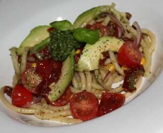 Pasta med tomater, avokado och egen pesto