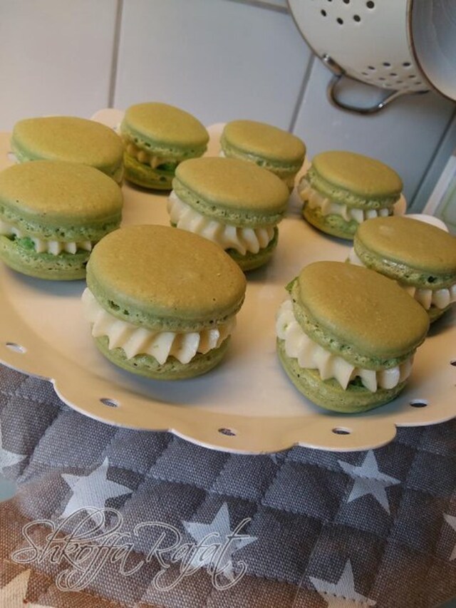 Macarons med lime cream cheese fyllning