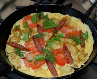 Omelett med färsk potatis, kabanoss och basilika