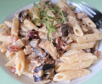 Pasta med grönsaker och fetaostkräm