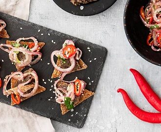 Snacks med svart bönpasta och koriandersallad