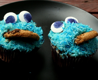 Choklad Cookie Monster Cupcakes fyllda med Cookie Dough