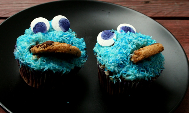 Choklad Cookie Monster Cupcakes fyllda med Cookie Dough