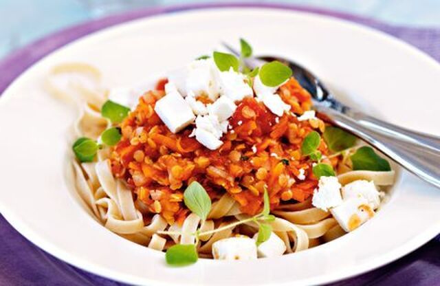 Tagliatelle med linssås och feta