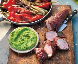 Grillad fläskfilé, sötsyrlig spetspaprika med oliver och salladslök och ärtguacamole | Recept från Köket.se