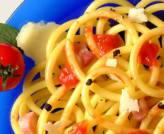 Bucatini all'Amatriciana (tomat-, sidfläsk- och pecorinosås)